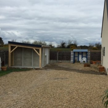Abri de jardin en béton aspect bois 1 pente avec bûcher